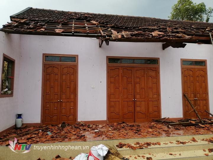 Nhiều ngôi nhà trên địa bàn xã Thanh Liệt bị tốc mái