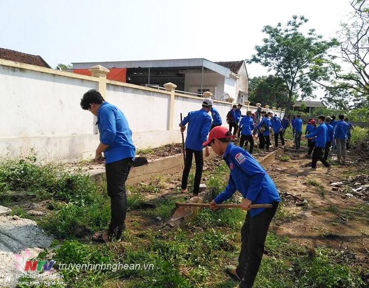 Đoàn xã Nghĩa Thành giải tỏa các điểm rác thải