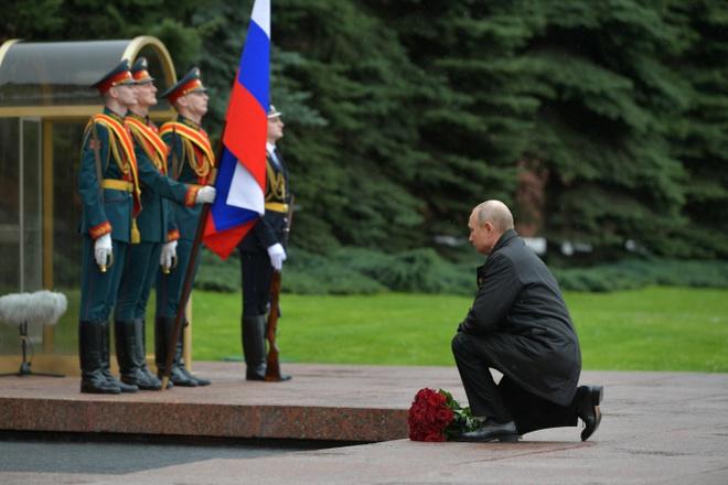 Tổng thống Putin đặt một bó hoa hồng đỏ lên đài tưởng niệm chiến tranh ngoài điện Kremlin hôm 9/5. Ảnh: Reuters.