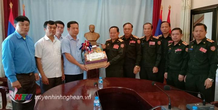 Đội Quy tập Bộ CHQS tỉnh Nghệ An tặng quà cán bộ chiến sỹ tỉnh Xiêng Khoang nhân dip ngày thành lập Quân đội nhân dân Lào 