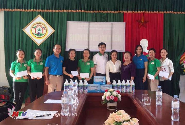 Đại diện LĐLĐ huyện Tân Kỳ trao quà cho các cán bộ công nhân việc chức có hoàn cảnh khó khăn trên địa bàn.
