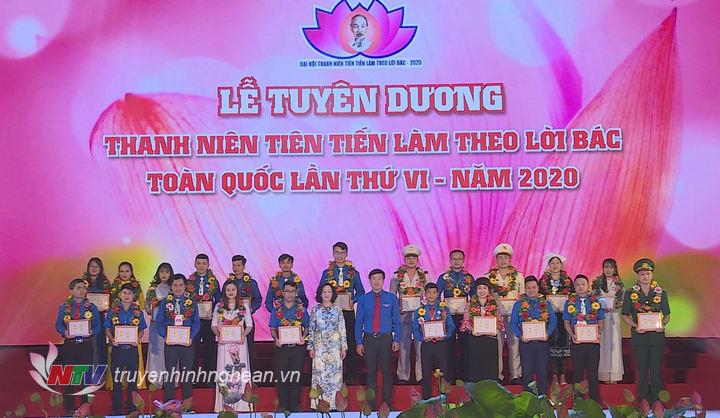 Các đồng chí Trương Thị Mai và Lê Quốc Phong trao tặng Chứng nhận Thanh niên tiên tiến làm theo lời Bác toàn quốc lần thứ VI năm 2020 cho các điển hình thanh niên tiên tiến tiêu biểu. 