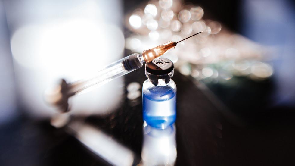 Các nhà khoa học Nga đã tự tiêm vắc-xin ngừa COVID-19 vào cơ thể và hình thành kháng thể. Ảnh minh họa: Getty Images