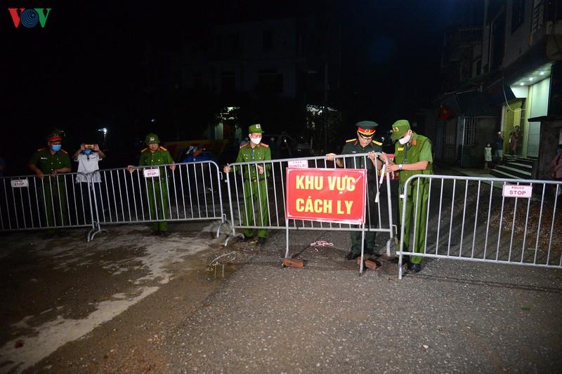 Đúng thời khắc 0h0 ngày 14/5, tại chốt kiểm soát gần cổng chào thôn Đông Cứu, lãnh đạo UBND huyện Thường Tín và các đơn vị chức năng của Hà Nội đã tiến hành tháo dỡ barie.
