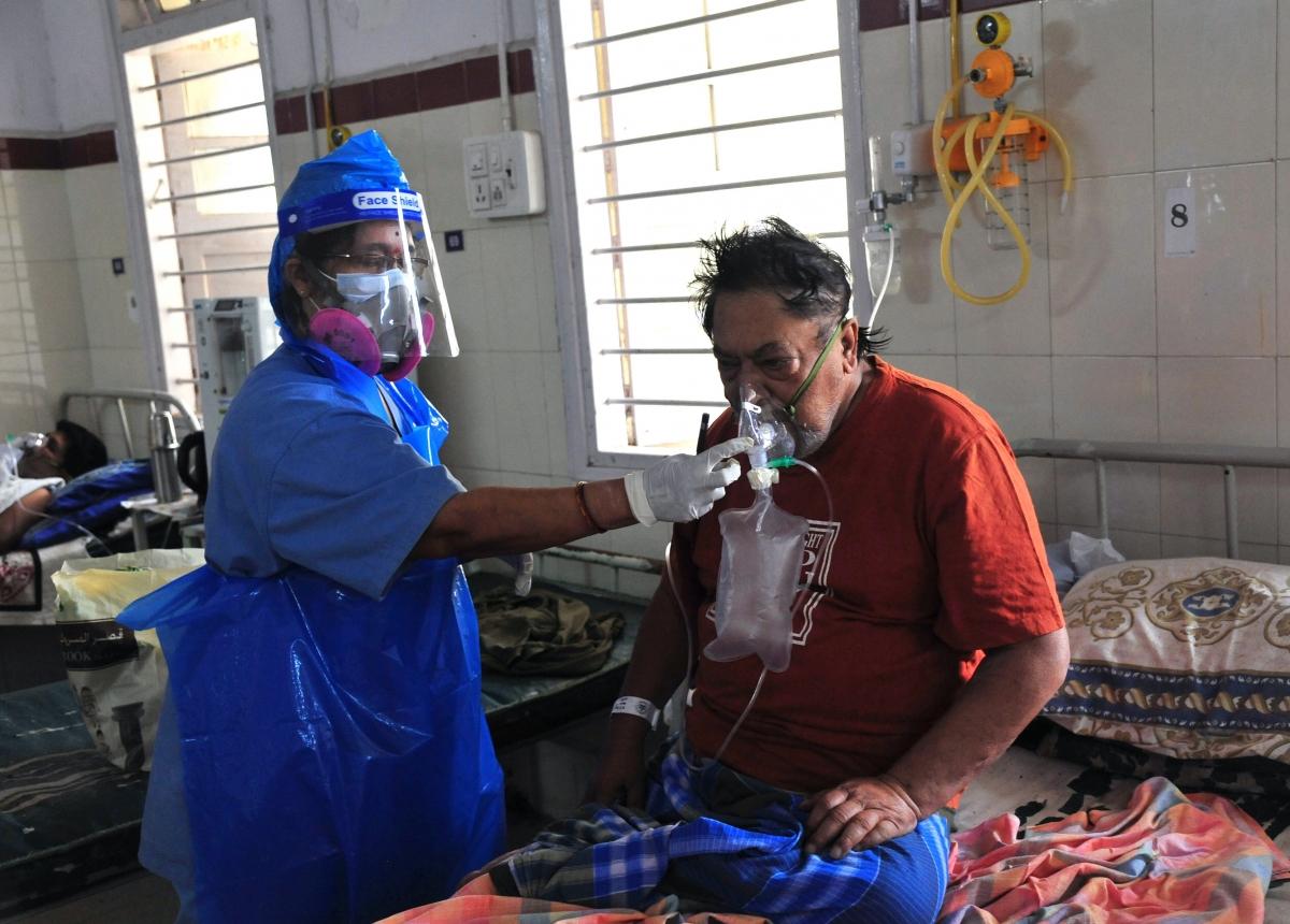 Nhân viên y tế đang kiểm tra tình trạng của một bệnh nhân Covid-19 tại thành phố Bengaluru, bang Karnataka, Ấn Độ (Ảnh: ANI)