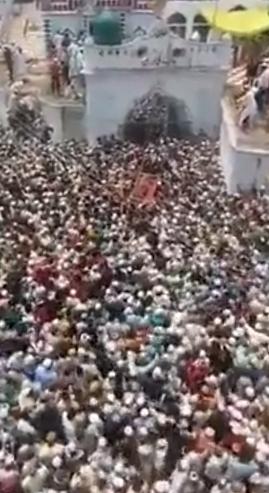 Hàng chục nghìn người dự đám tang của giáo sĩ Abdul Hamid Mohammad Salimul Qadri tại thành phố Badaun, bang Uttar Pradesh, miền bắc Ấn Độ, hôm 9/5. Video: Twitter/Shrinivas Jadhav.