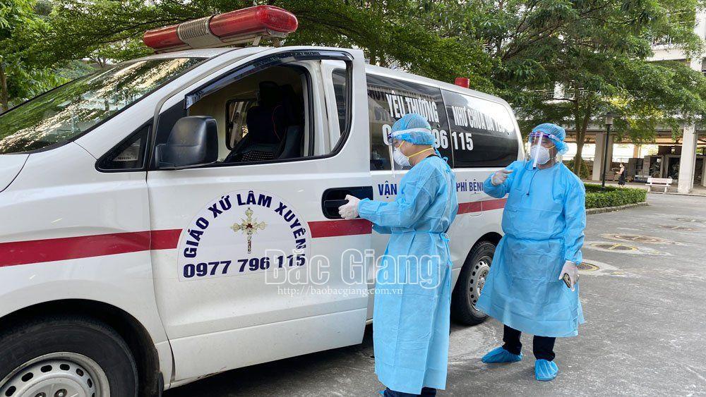 Xe cứu thương hỗ trợ CDC tỉnh Bắc Giang làm việc  (ảnh Báo Bắc Giang)