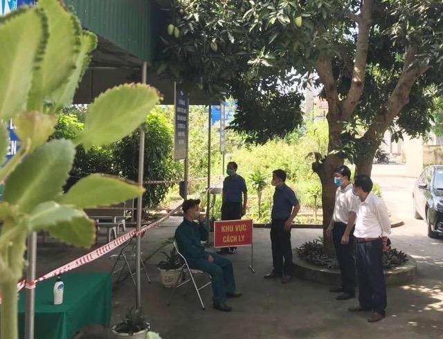 Ban chỉ đạo phòng chống dịch Covid-19 huyện Hưng Nguyên kiểm tra công tác cách ly tại Trạm y tế xã Hưng Tây.