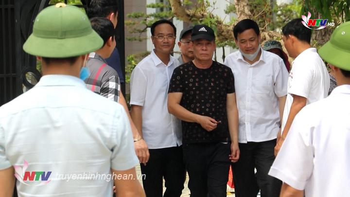 Đại tá Phạm Thế Tùng - Giám đốc Công an tỉnh Nghệ An (áo trắng trái) trực tiếp ở hiện trường khi nghi phạm P. đi ra ngoài.