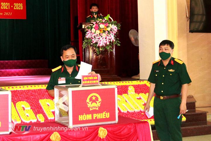 Cử tri tại khu vực bỏ phiếu số 8, phường Hưng Bình, thành phố Vinh tiến hành bỏ phiếu.