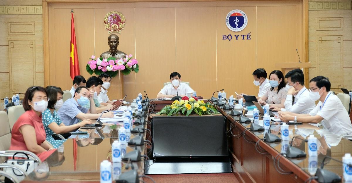 Bộ trưởng Nguyễn Thanh Long, Thứ trưởng Đỗ Xuân Tuyên và lãnh đạo các Vụ/Cục/Văn phòng tại điểm cầu Bộ Y tế   