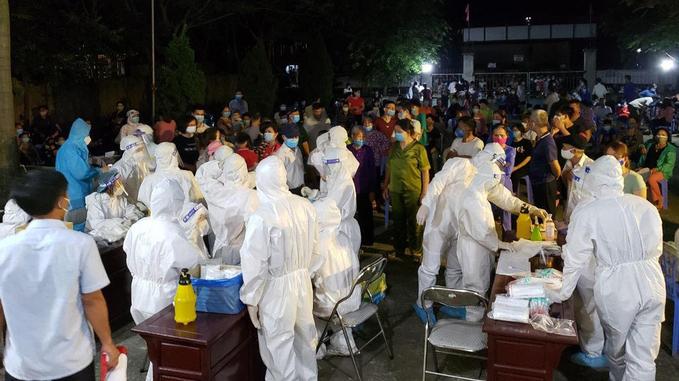 Hàng chục nhân viên y tế về xã Mão Điền để lấy mẫu cho người dân trong đêm. 