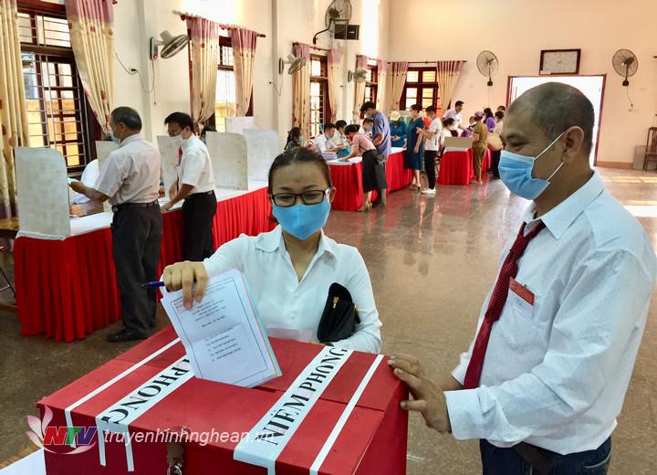 Cử tri bỏ phiếu bầu tại đơn vị bầu cử phường Hòa Hiếu – thị xã Thái Hòa