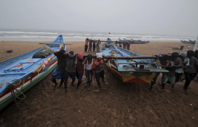 Di chuyển thuyền đến khu vực an toàn để tránh bão Yaas tại bãi biển Puri trên vịnh Bengal, bang Odisha. (Ảnh: AP)