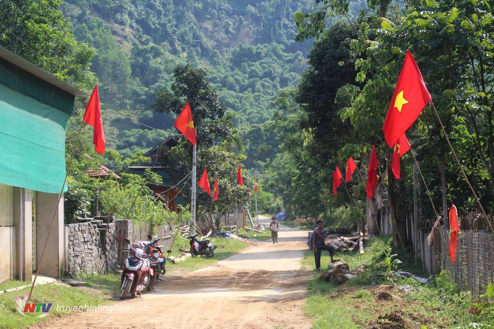 Cờ đỏ sao vàng tung bay trong ngày hội non sông trên địa bàn huyện miền núi Nghệ An.