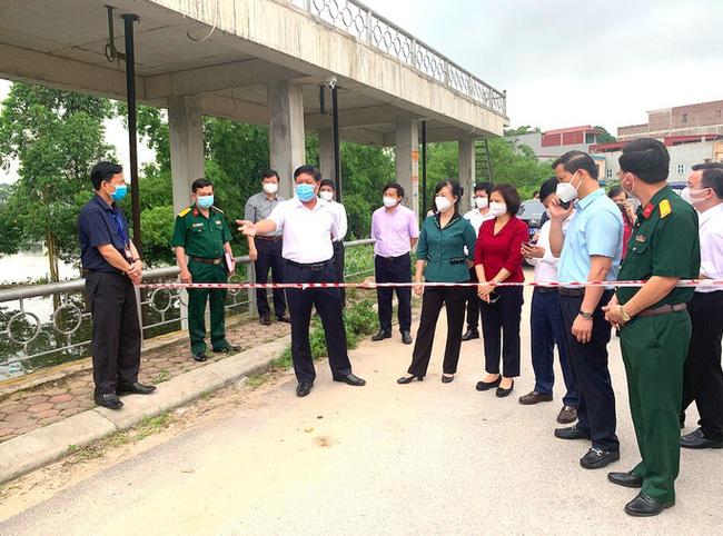 Thứ trưởng Đỗ Xuân Tuyên kiểm tra chốt phòng dịch COVID-19 tại Bắc Ninh 
