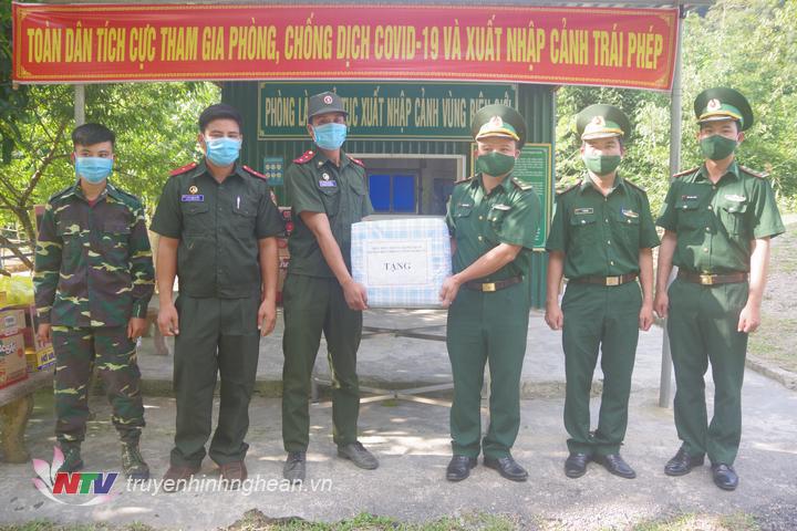 Trao tặng vật chất phòng chống dịch cho trạm Biên phòng Lào
