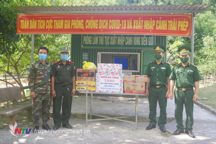 Thừa uỷ quyền của huyện Quế Phong đồn Biên phòng Hạnh Dịch trao quà cho lực lượng vũ trang của bạn Lào.