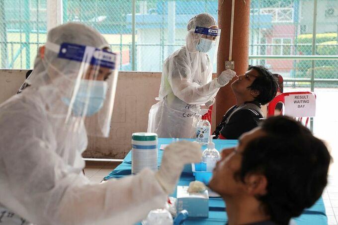 Nhân viên y tế thu thập mẫu xét nghiệm nCoV tại Petaling Jaya, Malaysia, ngày 25/1. Ảnh: Reuters