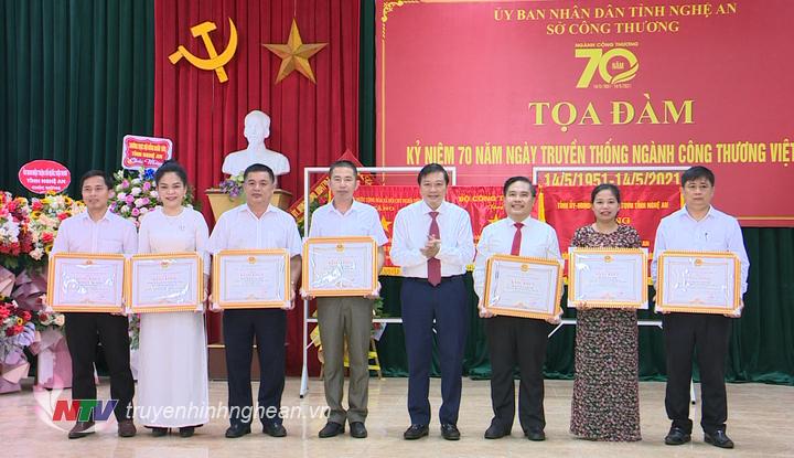 Phó Chủ tịch Thường trực UBND tỉnh Lê Hồng Vinh trao Bằng khen cho các cá nhân, tập thể.