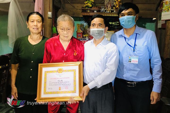 Lãnh đạo Huyện ủy Nghĩa Đàn đến tận nơi trao tặng Huy hiệu 60 năm tuổi Đảng.