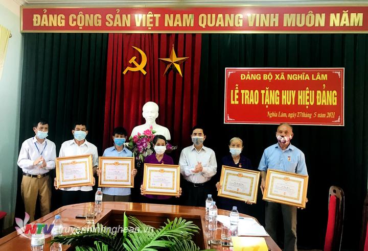 Lãnh đạo Huyện ủy Nghĩa Đàn trao huy hiệu Đảng cho các đảng viên.