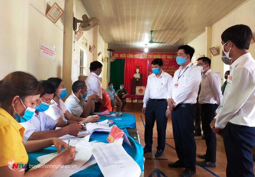 Phó Chủ tịch Thường trực UBND tỉnh Lê Hồng Vinh kiểm tra công tác bầu cử tại Anh Sơn