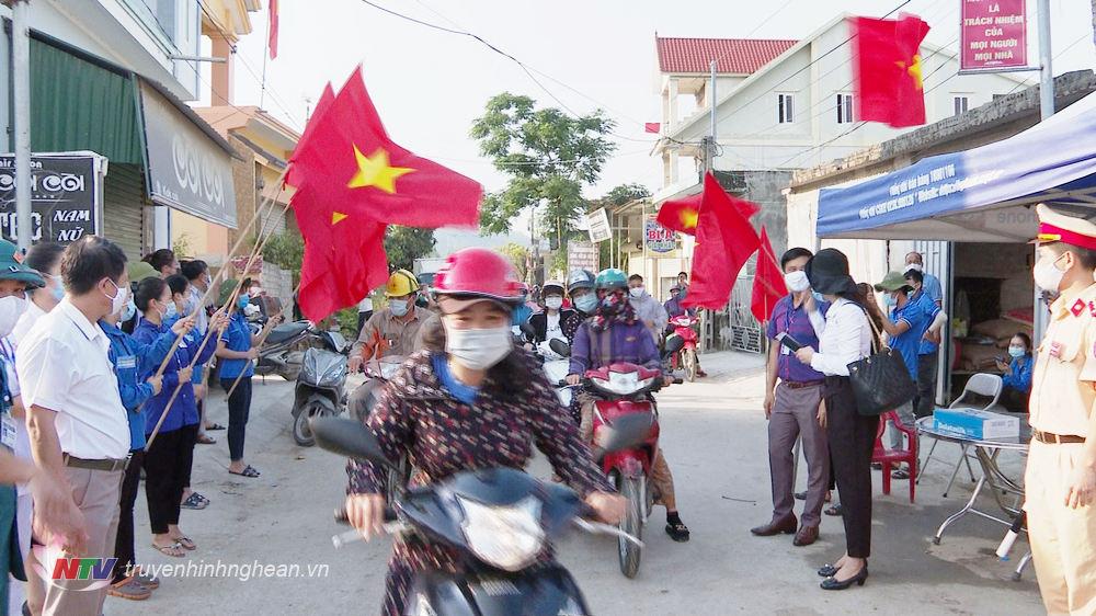 Niềm vui của người dân xã Quỳnh Lập, TX Hoàng Mai khi được dỡ bỏ phong toả phòng chống dịch Covid-19