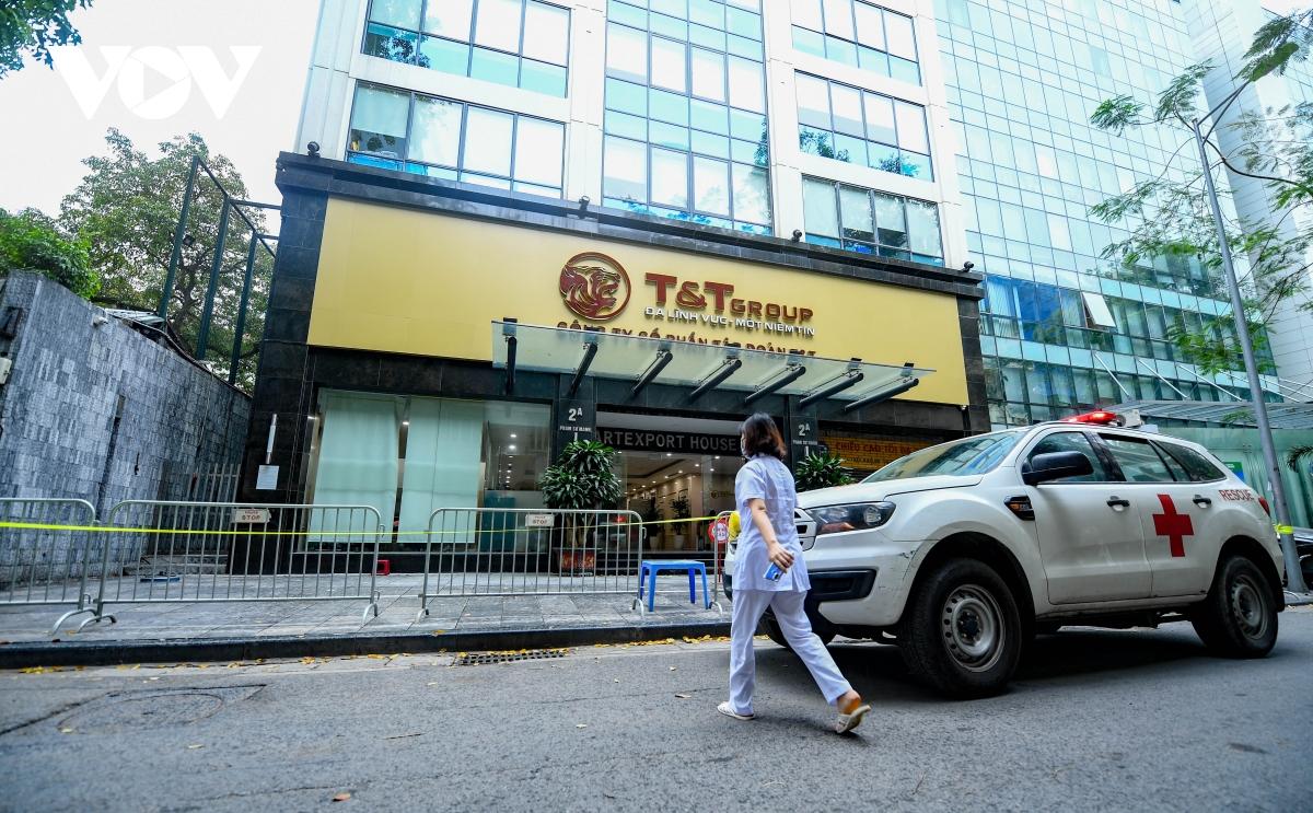quận Hoàn Kiếm đã có quyết định tạm thời phong tỏa nơi làm việc của bệnh nhân tại Công ty T&T - số 2A Phạm Sư Mạnh, phường Phan Chu Trinh, quận Hoàn Kiếm để thực hiện phun khử khuẩn. 