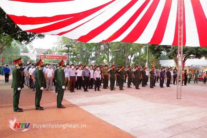 Phút tưởng niệm các liệt sĩ quân tình nguyện và chuyên gia Việt Nam hy sinh tại nước Cộng hòa Dân chủ Nhân dân Lào
