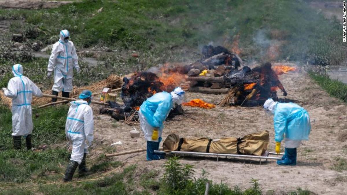 Các nhân viên nhà tang lễ chuẩn bị hỏa táng những người tử vong vì Covid-19 gần ngôi đến Pashupatinath ở Kathmandu ngày 3/5/2021. Ảnh: AP