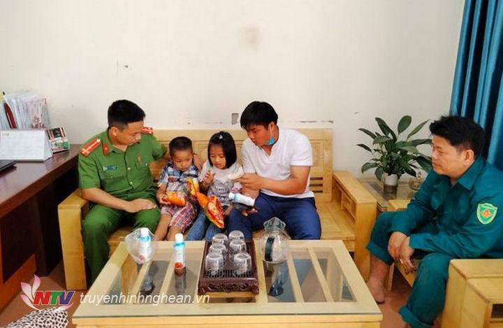 Công an xã Thanh Dương, huyện Thanh Chương vừa bàn giao hai cháu bé bị lạc trên địa bàn về với gia đình