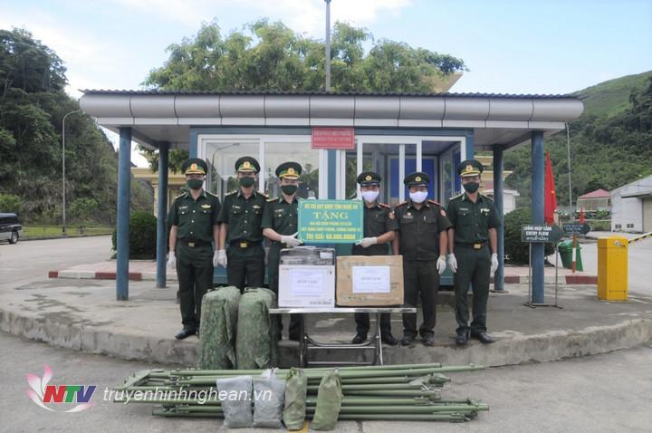 Bộ Chỉ huy BĐBP Nghệ An trao kinh phí, vật chất hỗ trợ công tác phòng chống dịch Covid – 19 cho đơn vị 