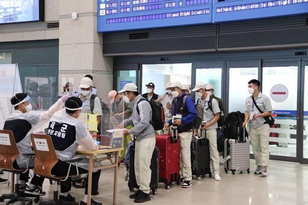 Lao động Việt Nam làm thủ tục nhập cảnh tại sân bay Incheon, Hàn Quốc. 