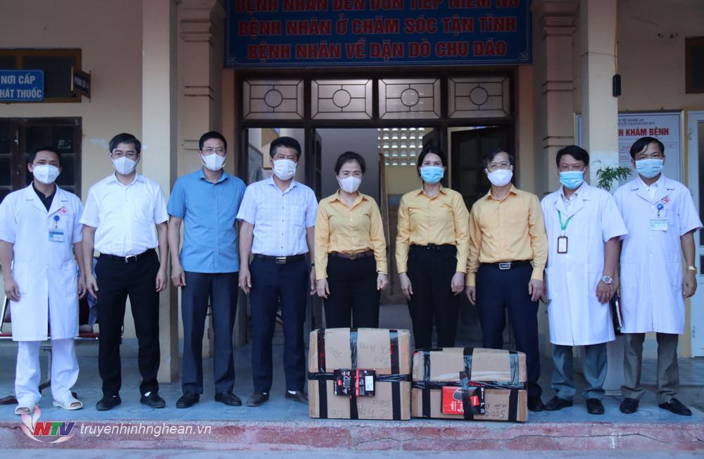 Thăm hỏi, động viên và tặng quà cán bộ nhân viên y tế thị xã Hoàng Mai tham gia phòng, chống dịch Covid-19