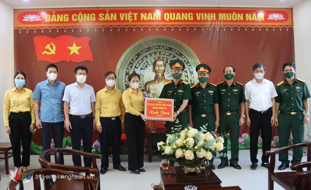 Đồng chí Võ Thị Minh Sinh, UVBTV Tỉnh uỷ, Chủ tịch UBMTTQVN tỉnh thăm hỏi, động viên và tặng quà cán bộ, chiến sĩ Ban CHQS thị xã Hoàng Mai đang tham gia phòng, chống dịch Covid-19.