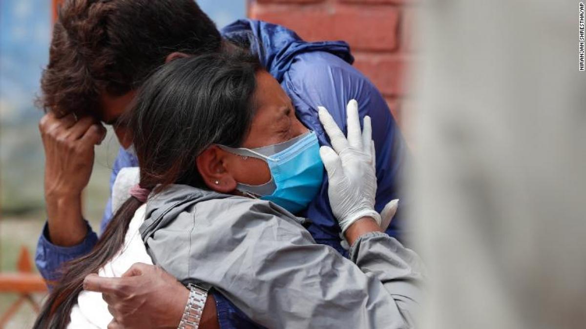 Người thân nạn nhân tử vong vì Covid-19 gào khóc tại một nhà tang lễ ở Kathmandu ngày 30/4/2021. Ảnh: AP