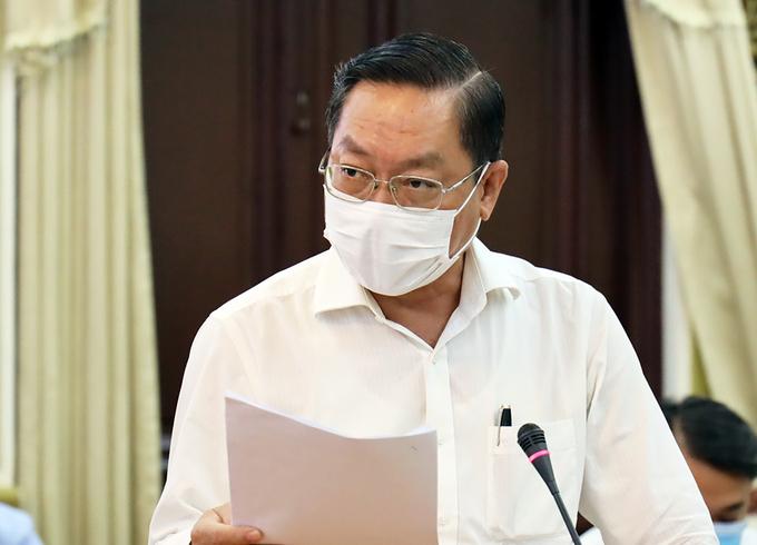 Giám đốc Sở Y tế TP HCM Nguyễn Tấn Bỉnh báo cáo tại cuộc họp. Ảnh: Trung tâm báo chí TP HCM.