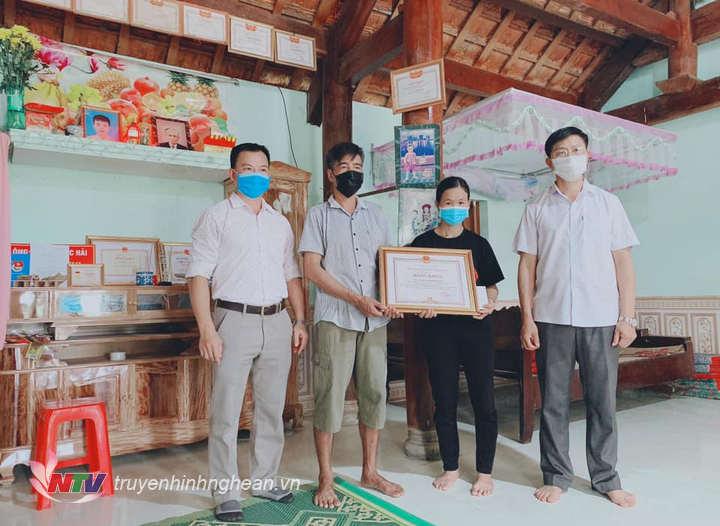 Lãnh đạo huyện Quỳ Châu trao Bằng khen của Chủ tịch UBND tỉnh cho gia đình em Lương Mạnh Tuấn đã dũng cảm quên mình cứu 2 em nhỏ bị đuối nước.