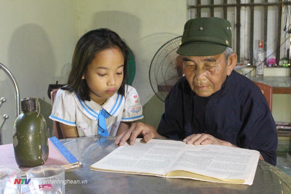 Thời gian rảnh, thầy La Văn Thám kể cho con cháu nghe những câu chuyện về Bác Hồ.