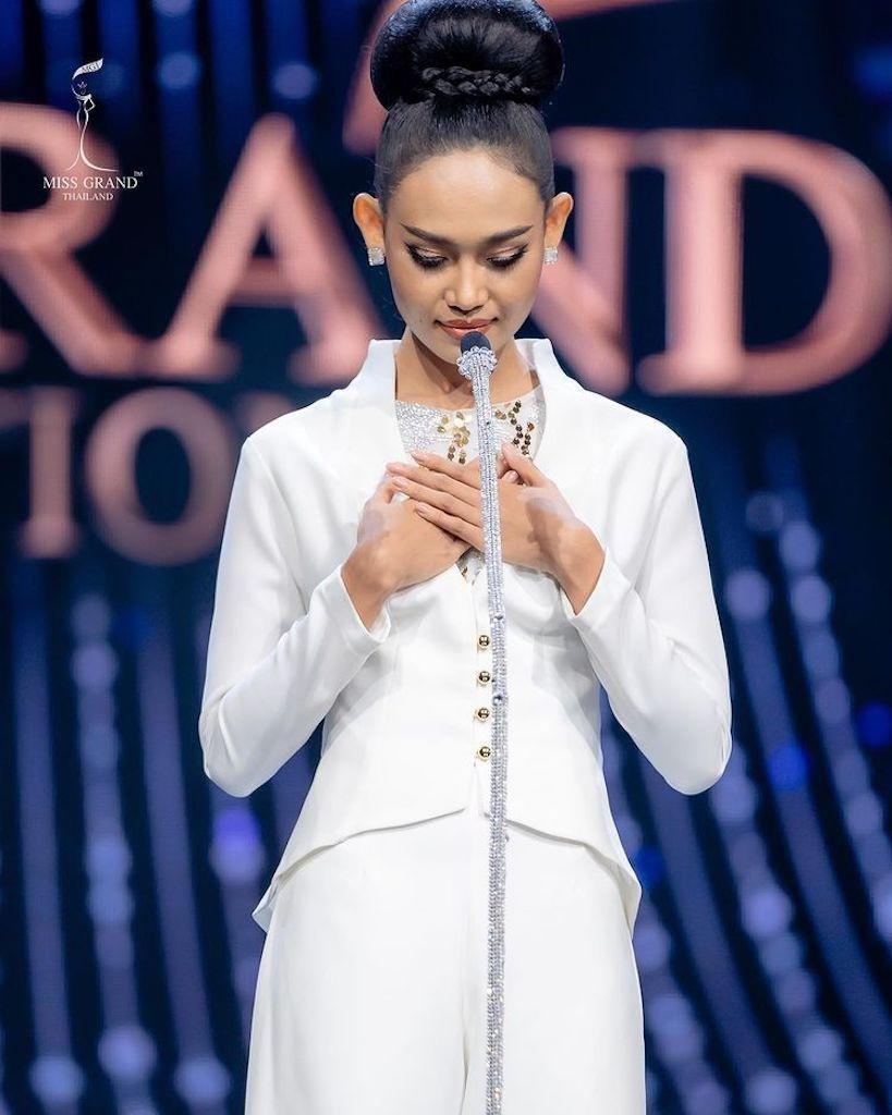 Hoa hậu Hòa bình Myanmar Han Lay cũng kêu gọi giúp đỡ Myamar trên sân khấu Miss Grand International 2020.