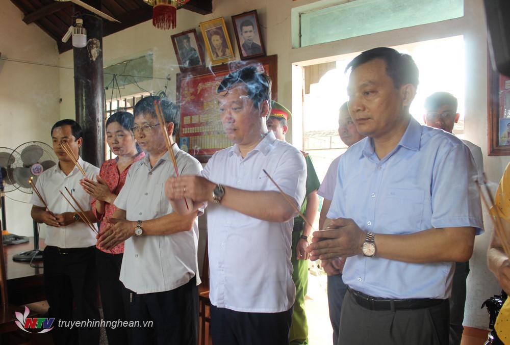 Chủ tịch UBND tỉnh Nguyễn Đức Trung, Phó Chủ tịch UBND tỉnh Bùi Đình Long cùng lãnh đạo địa phương thắp hương em