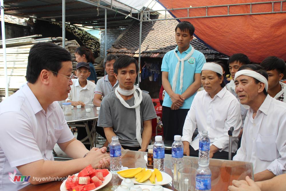Chủ tịch UBND tỉnh Nguyễn Đức Trung thăm hỏi, động viên gia đình sinh viên tử nạn khi cứu người