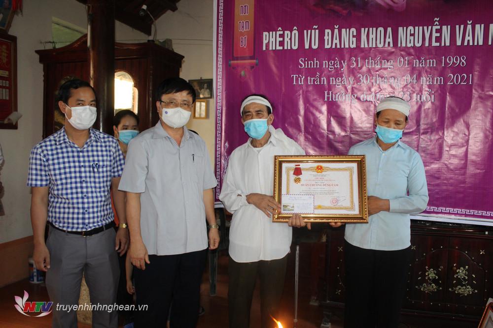 Truy tặng Huân chương dũng cảm của Chủ tịch nước cho sinh viên Nguyễn Văn Nhã