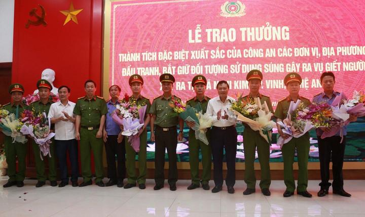 Đồng chí Lê Hồng Vinh và đồng chí Đại tá Phạm Thế Tùng trao thưởng cho các đơn vị.