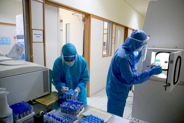 Trung tâm xét nghiệm của Bệnh viện Trung ương Huế đã xét nghiệm khẳng định bệnh nhân dương tính với SARS-CoV-2