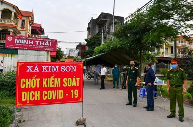 Lực lượng chức năng kiểm soát, cách ly y tế tại xã Kim Sơn, huyện Gia Lâm. 