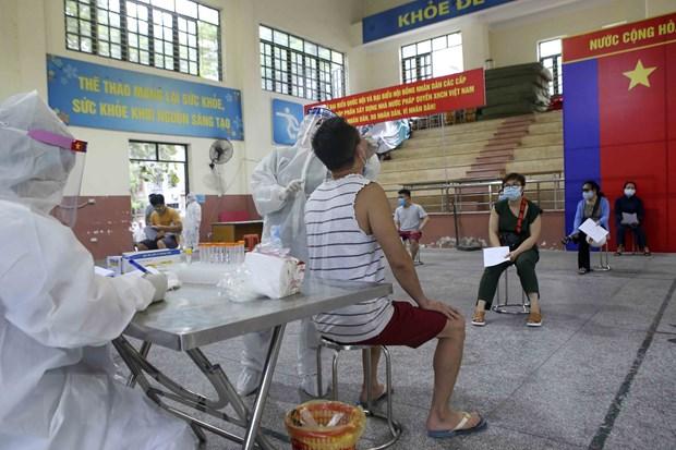 Nhân viên Trung tâm y tế quận Đống Đa lấy mẫu xét nghiệm COVID-19 cho các cư dân từng đến Đà Nẵng từ ngày 1-14/5.