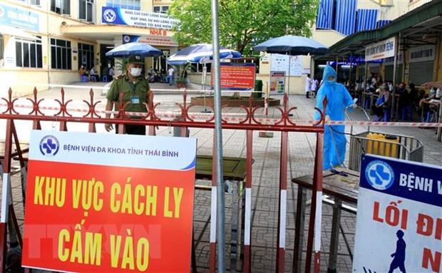 Phun khử khuẩn khuôn viên Bệnh viện Đa khoa tỉnh Thái Bình để phòng, chống dịch COVID-19. 