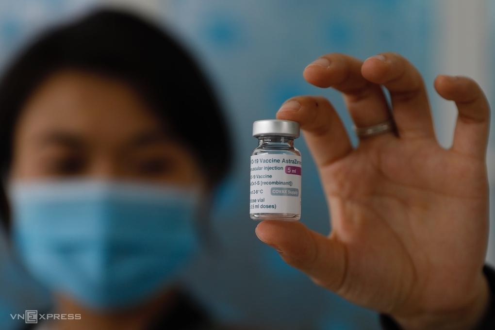 Việt Nam đang triển khai tiêm vaccine cho lực lượng tuyến đầu chống dịch. 